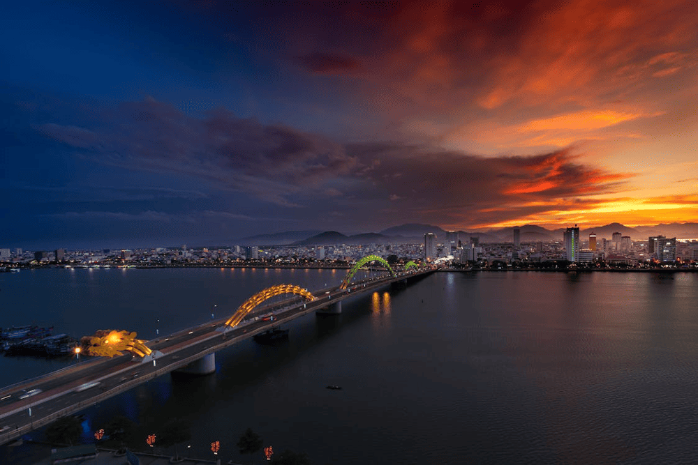 The Dragon Bridge dazzles at night with its ever-changing colors (Source: Pexels)